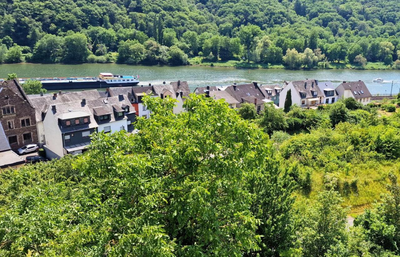 Ferienwohnung In Klotten Mit Atemberaubendem Panoramablick Auf Die Mosel, Billardraum Und Balkon ภายนอก รูปภาพ